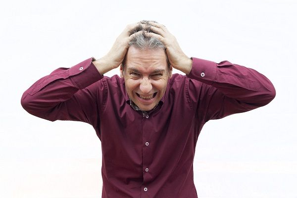 uomo molto triste con altissimi livelli di stress