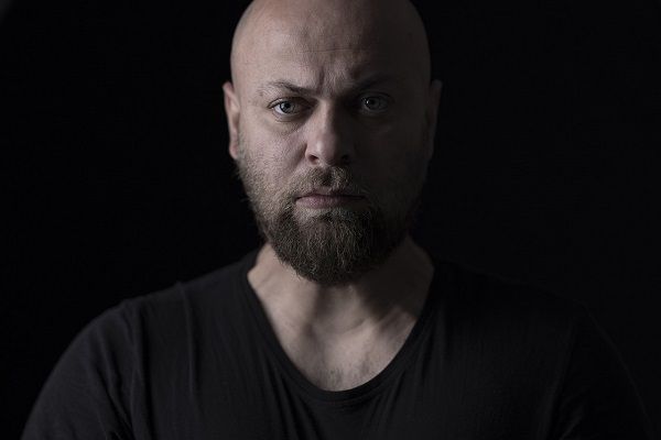 persona giovane senza capelli 