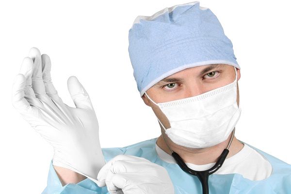 un medico che indossa un guanto prima di un'operazione