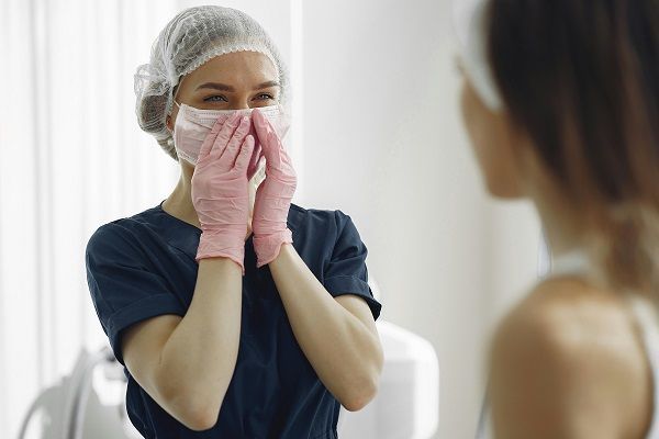 dottoressa che fa parte di una delle migliori cliniche per trapianto di capelli a Roma