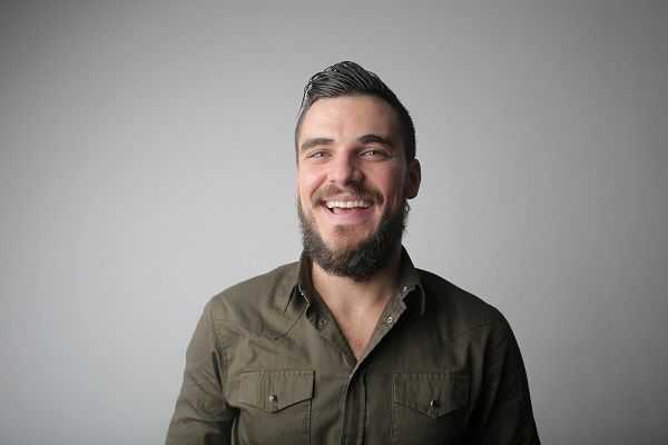 uomo felice dopo essere stato ad un trapianto di capelli 