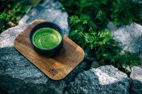 vaso che contiene un liquido di te verde