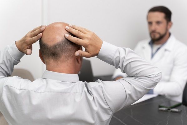 uomo che spiega ad un dottore che vuole sotoporsi ad un trapianto