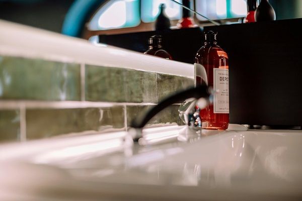 shampoo di ketonazolo in un bagno di casa