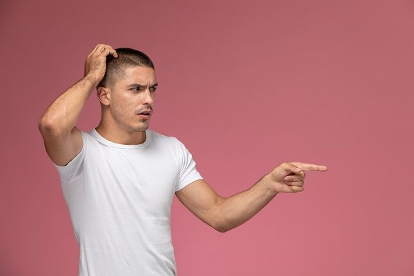 uomo che cerca di capire cosa succede