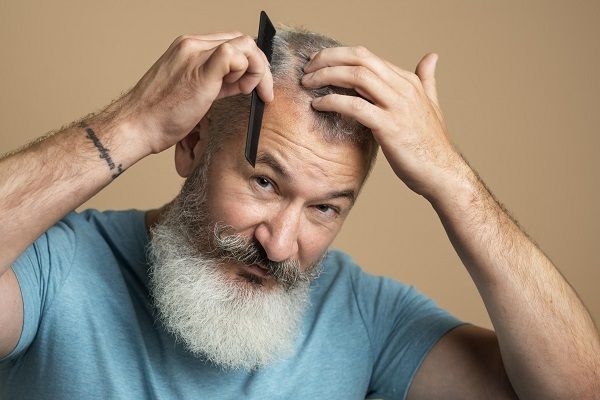 uomo che si pettina i capelli
