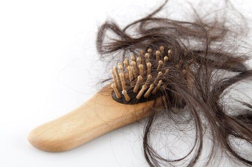 Come recuperare la densità dei capelli?