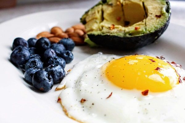 piatto con uova frutta ed avocado