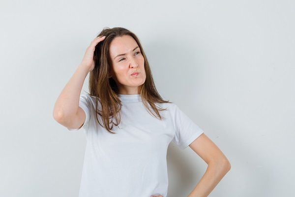 giovane donna con alopecia che sta pensando