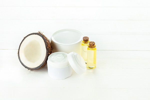 Olio di cocco naturale e concetto di spa su tavolo di legno