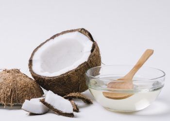 A cosa serve l'olio di cocco sui capelli?