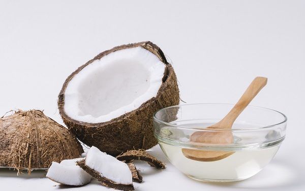 A cosa serve l'olio di cocco sui capelli?