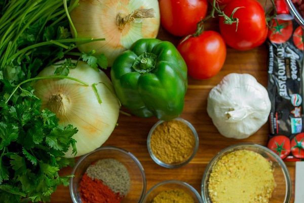 tavolo contenente diversi vegetali