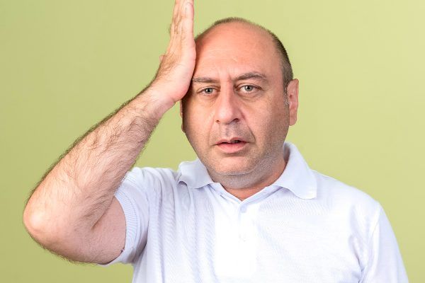 Uomo pelato.