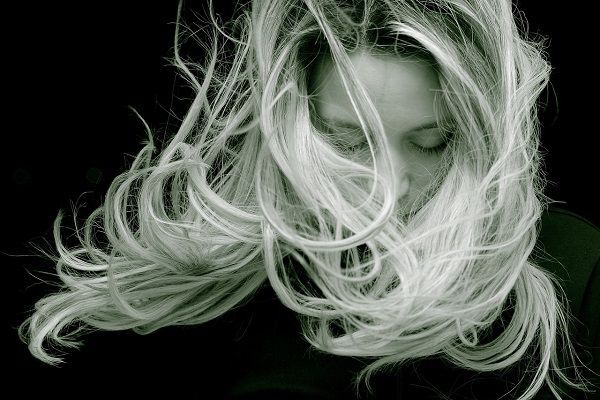donna bionda con molti capelli