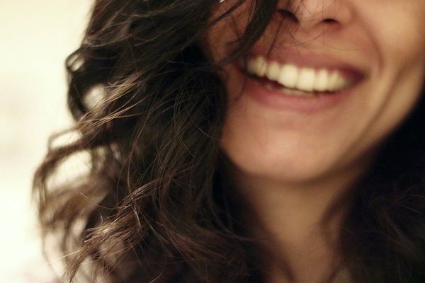 donna sorridente con molti capelli