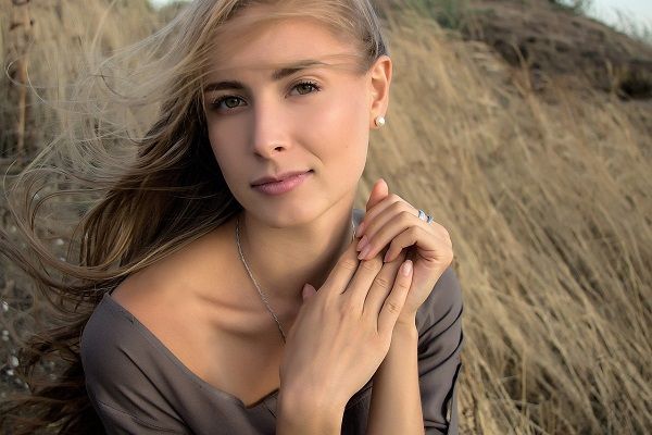 donna ch guarda alla persona che scatta la foto e' felice e sorridente