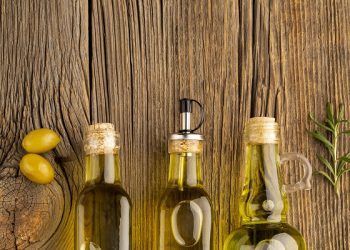 olio d'oliva in diverse bottiglie di vetro