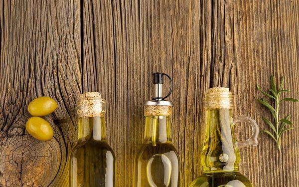 olio d'oliva in diverse bottiglie di vetro