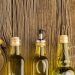 olio d'oliva in diverse bottiglie di vetro