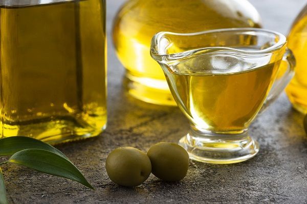 olio d'oliva in una bottiglietta di vetro