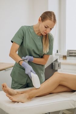 estetista con un macchinario per depilazione laser professionale