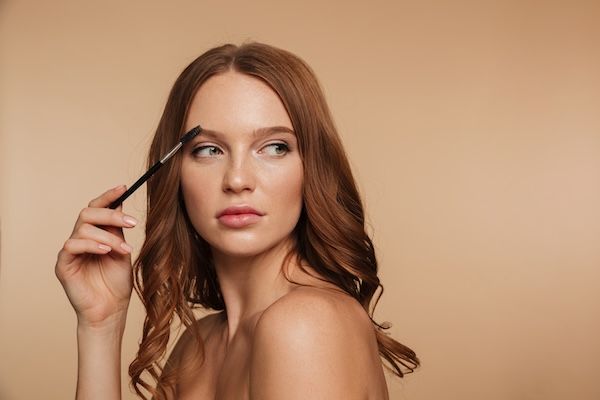 donna spazzola sopracciglia trucco per sopracciglia