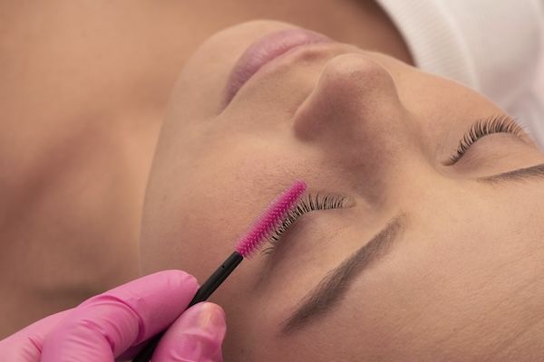 concetto di extension sopracciglia bellezza