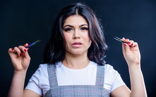 estetista con pinzette per le sopracciglia viso volto donna