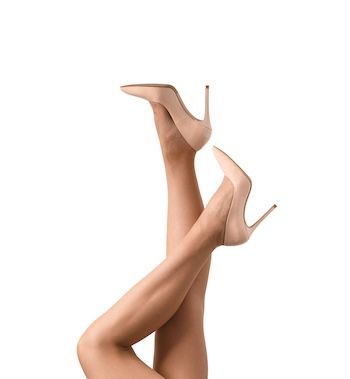 gambe da donna snelle con tacchi alti primo piano 