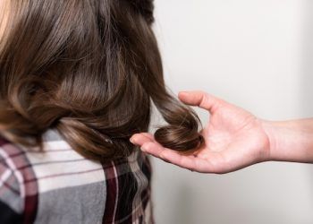 Quali sono i cicli vitali dei capelli e come rinforzarli