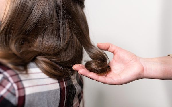 Quali sono i cicli vitali dei capelli e come rinforzarli