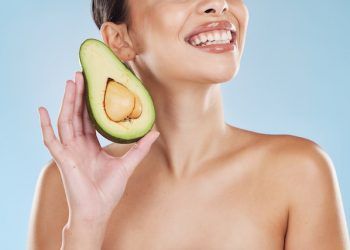 Gli alimenti che fanno bene alla pelle