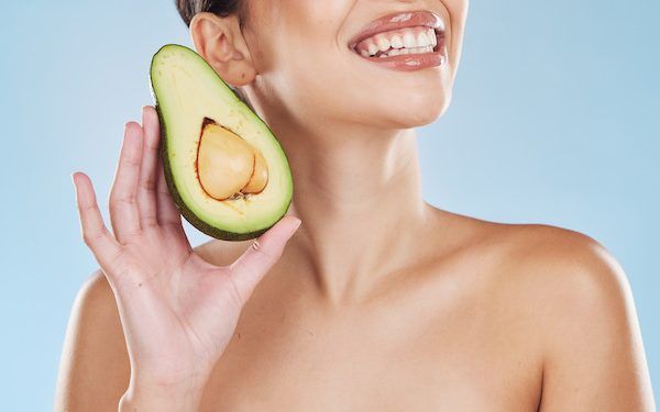 Gli alimenti che fanno bene alla pelle