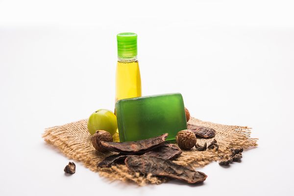 Saponi da bagno ayurvedici indiani fatti a mano con erbe quali shikakai, reetha, amla, limone, basilico e ibisco. Olio di amla per capelli
