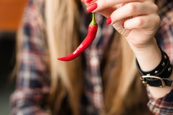Peperoncino rosso di Caienna piccante in mano di donna, cibo, spezie e condimenti, ricette culinarie e cucina