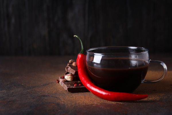 Delizioso cibo al cioccolato con peperoncino e cioccolata calda con peperoncino di Caienna