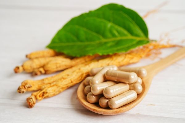 Radici di ginseng e alimenti salutari a base di foglie verdi.