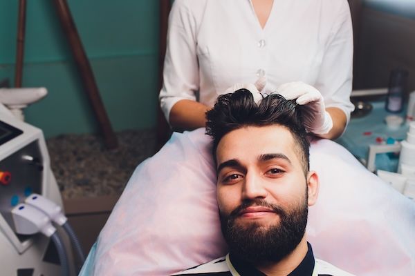 Trattamento della calvizie con iniezioni di bellezza: mesoterapia e sollevamento con plasma