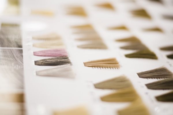 Catalogo tinte per capelli.