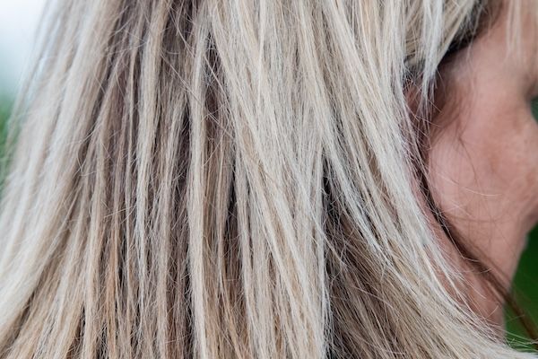 Dettaglio di capelli grigi di una donna adulta