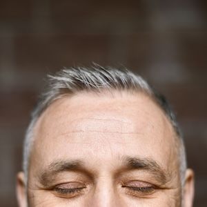 Primo piano della testa di un uomo di mezza età