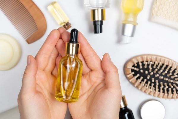 Olio naturale per la cura dei capelli o della pelle in barattolo di vetro. Cosmetica ecologica senza plastica