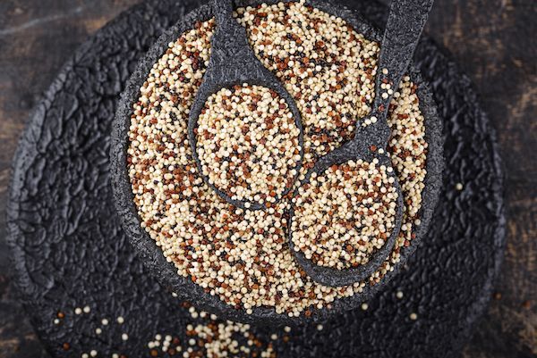 vassoio con quinoa, cous cous e grani di cereali