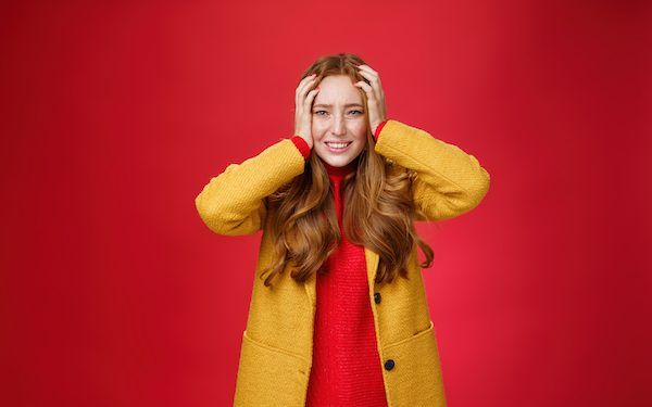 Perché in autunno cadono più capelli?