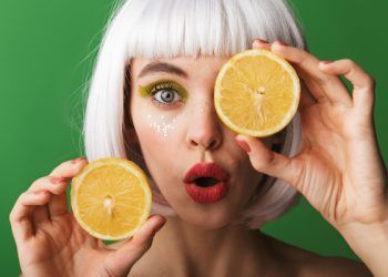 Non vuoi decolorare i capelli? Usa il limone