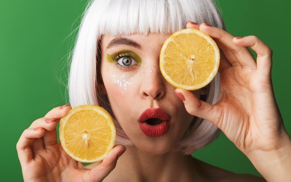Non vuoi decolorare i capelli? Usa il limone