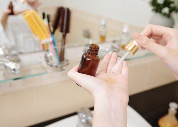 Olio di enotera contro la caduta dei capelli: funziona e come si usa?