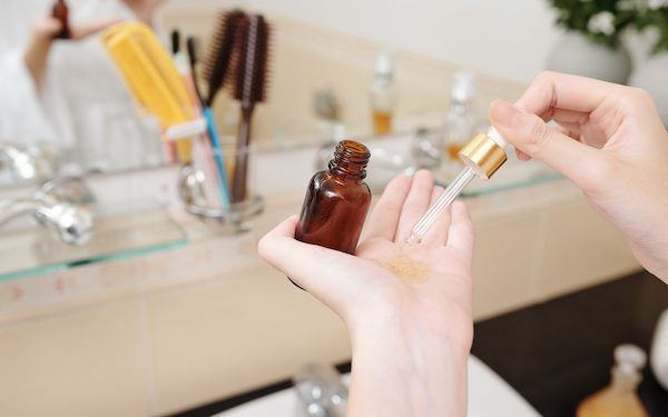 Olio di enotera contro la caduta dei capelli: funziona e come si usa?