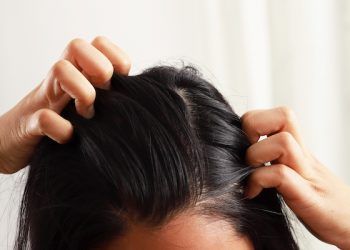 Perché è importante preservare gli oli naturali dai capelli?